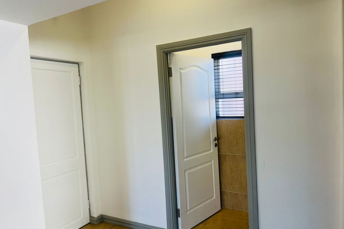 Spacious 2 Bed, 2.5 Bath Luxury Apartment in Portland Place - Thorn Valley Estate - Photo 3