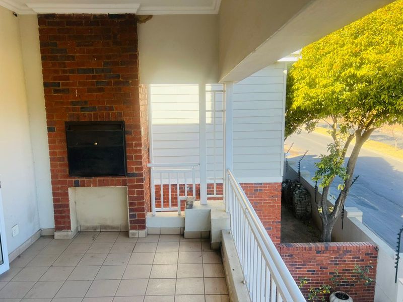 Spacious 2 Bed, 2.5 Bath Luxury Apartment in Portland Place - Thorn Valley Estate - Photo 5