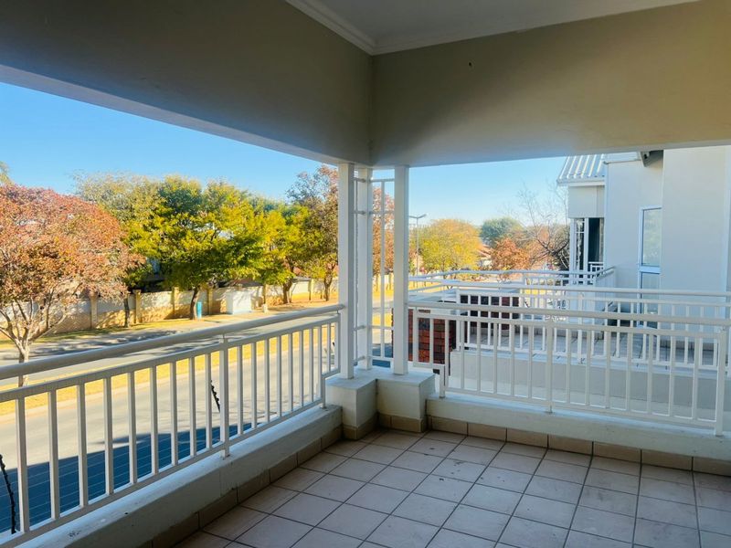 Spacious 2 Bed, 2.5 Bath Luxury Apartment in Portland Place - Thorn Valley Estate - Photo 4