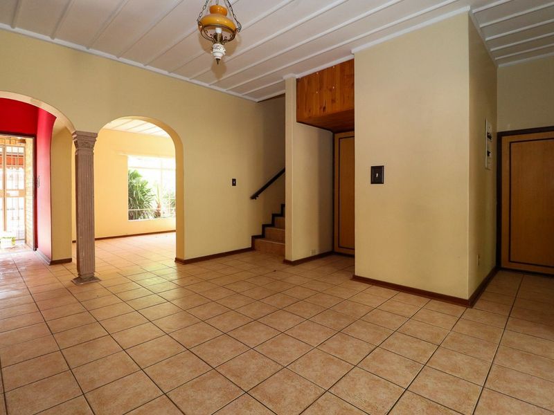 Spacious 3-Bedroom Duplex Townhouse - Photo 3