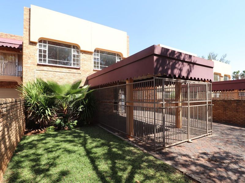Spacious 3-Bedroom Duplex Townhouse - Photo 2