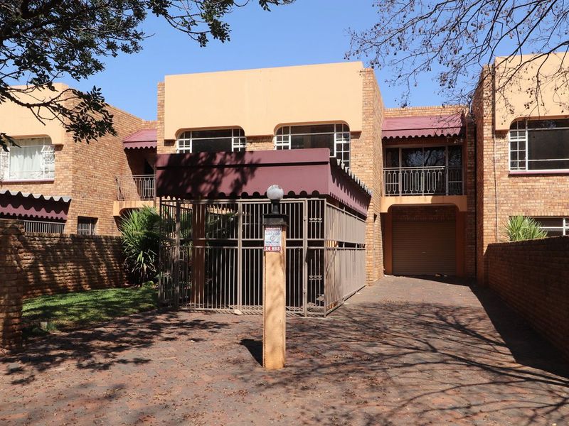 Spacious 3-Bedroom Duplex Townhouse - Photo 1