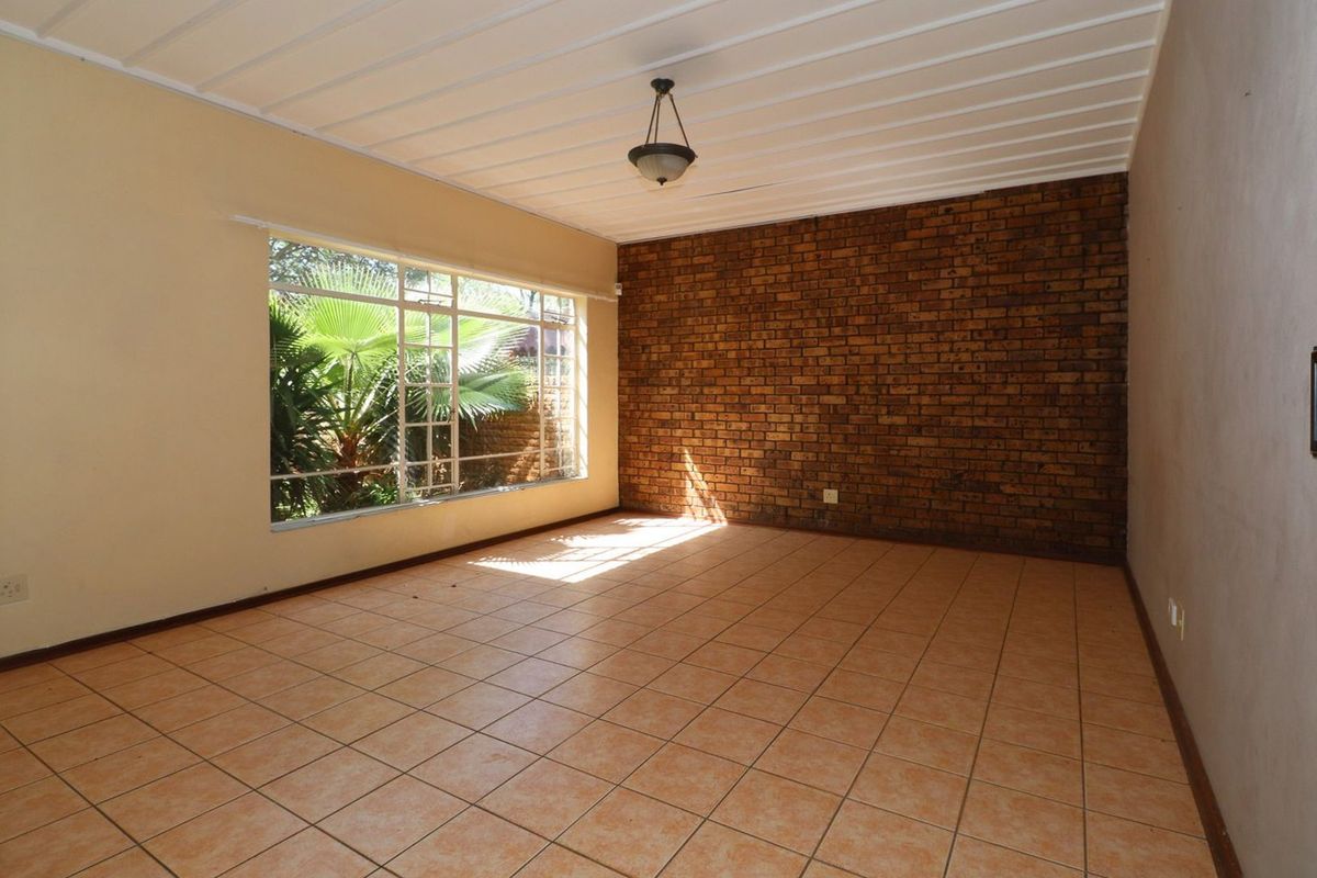 Spacious 3-Bedroom Duplex Townhouse - Photo 5