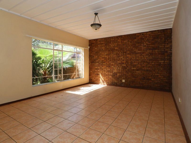 Spacious 3-Bedroom Duplex Townhouse - Photo 5