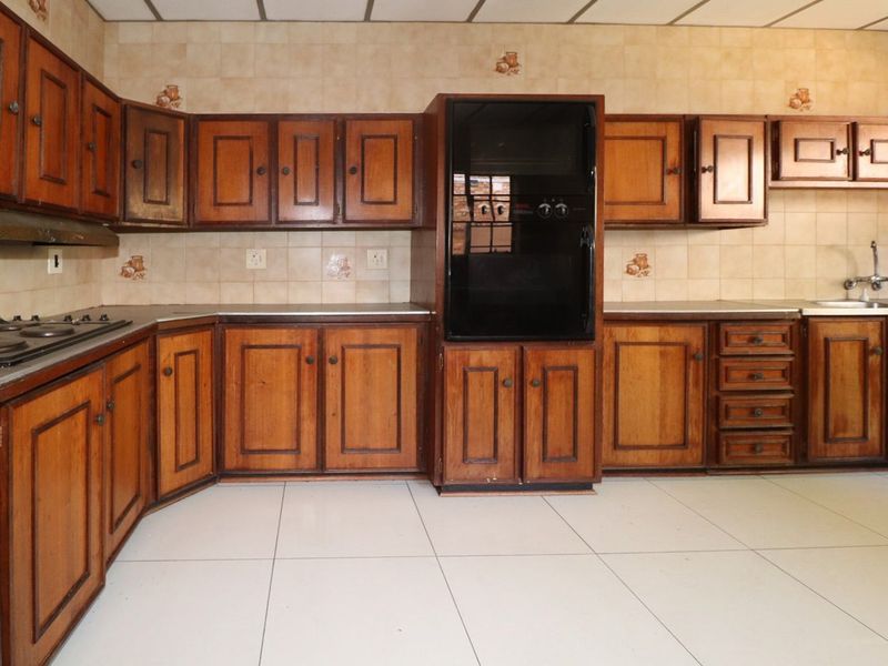 Spacious 3-Bedroom Duplex Townhouse - Photo 9