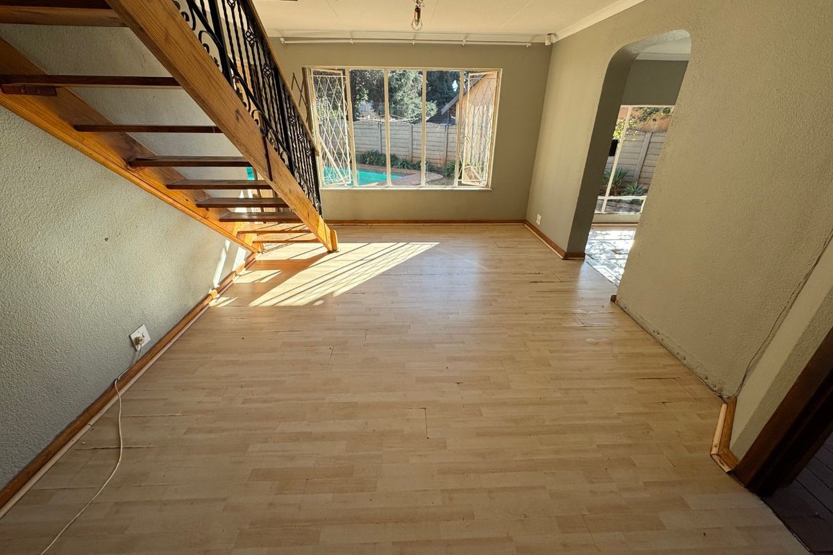 Spacious Family Home with Pool and Ample Parking - Photo 5