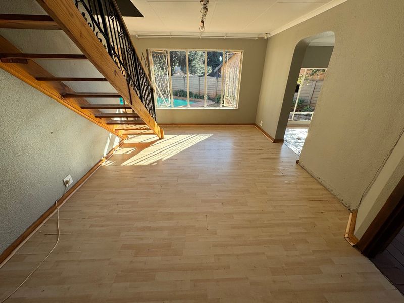 Spacious Family Home with Pool and Ample Parking - Photo 5