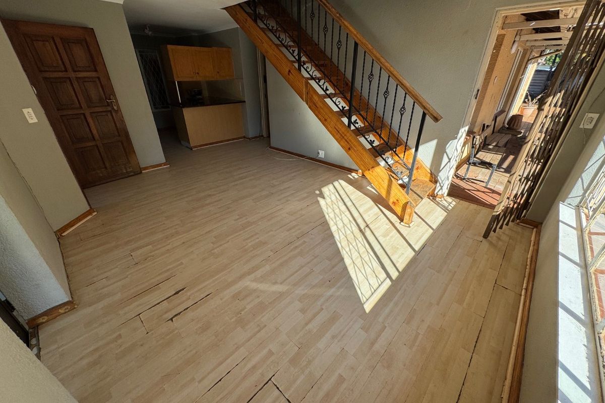 Spacious Family Home with Pool and Ample Parking - Photo 4