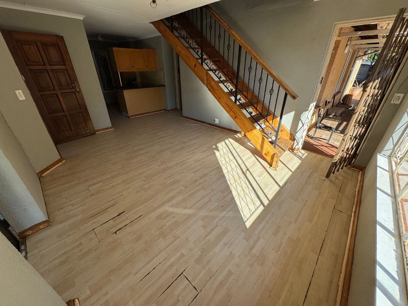 Spacious Family Home with Pool and Ample Parking - Photo 4