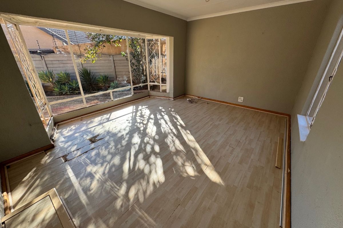 Spacious Family Home with Pool and Ample Parking - Photo 3