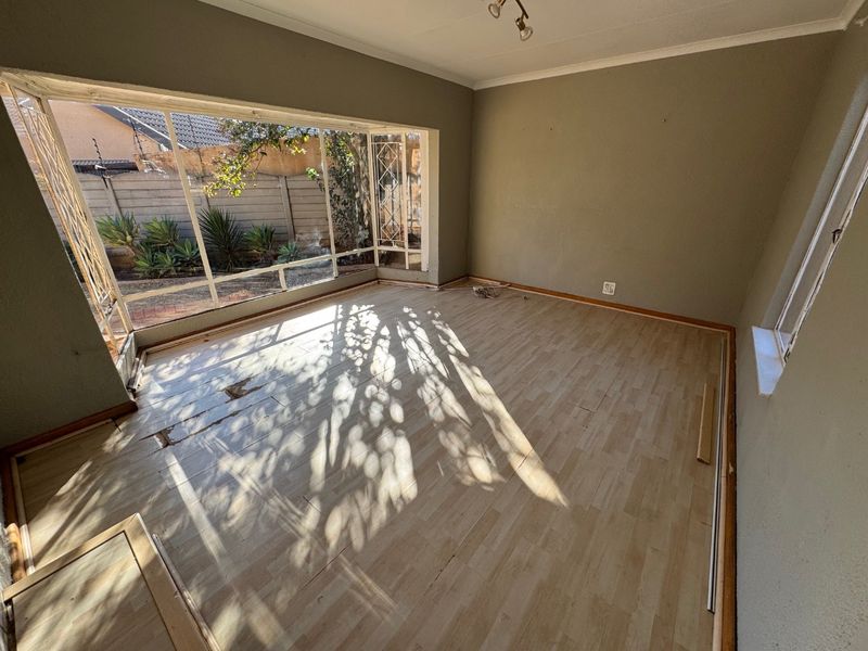 Spacious Family Home with Pool and Ample Parking - Photo 3