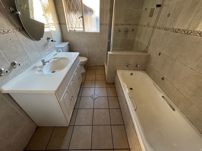 Spacious Family Home with Pool and Ample Parking - Photo 10