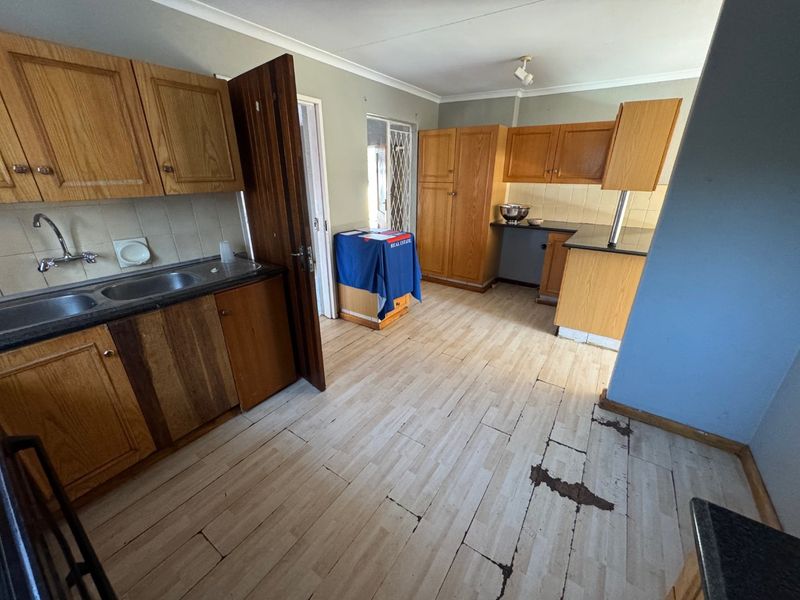 Spacious Family Home with Pool and Ample Parking - Photo 7