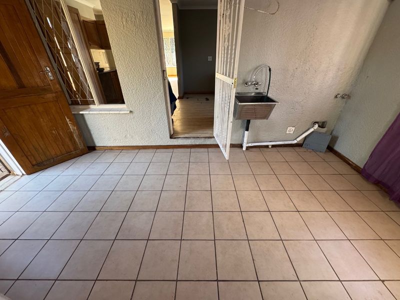 Spacious Family Home with Pool and Ample Parking - Photo 8