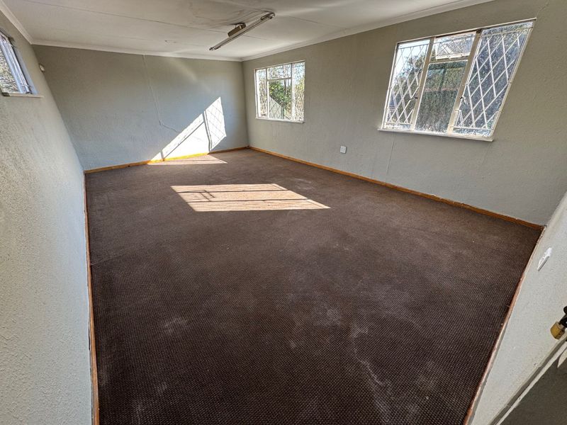 Spacious Family Home with Pool and Ample Parking - Photo 9