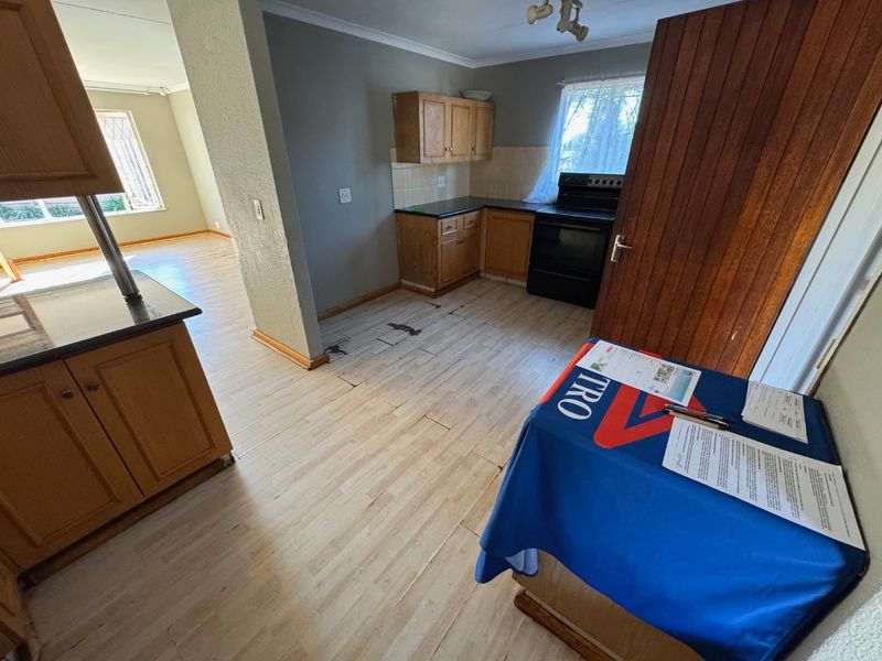 Spacious Family Home with Pool and Ample Parking - Photo 6