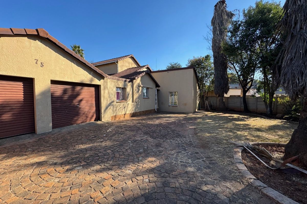 Spacious Family Home with Pool and Ample Parking - Photo 2