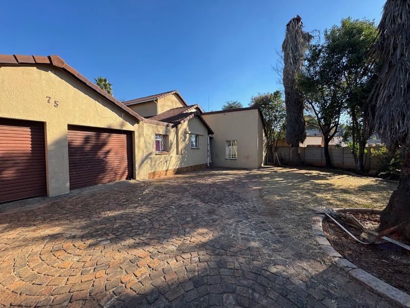 Spacious Family Home with Pool and Ample Parking - Photo 2