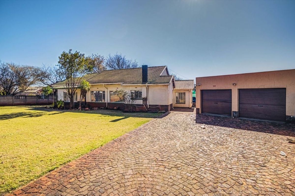 Neat and Spacious Home with Double Garage - Photo 3