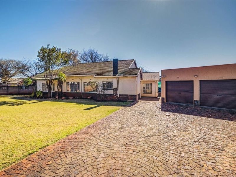 Neat and Spacious Home with Double Garage - Photo 3