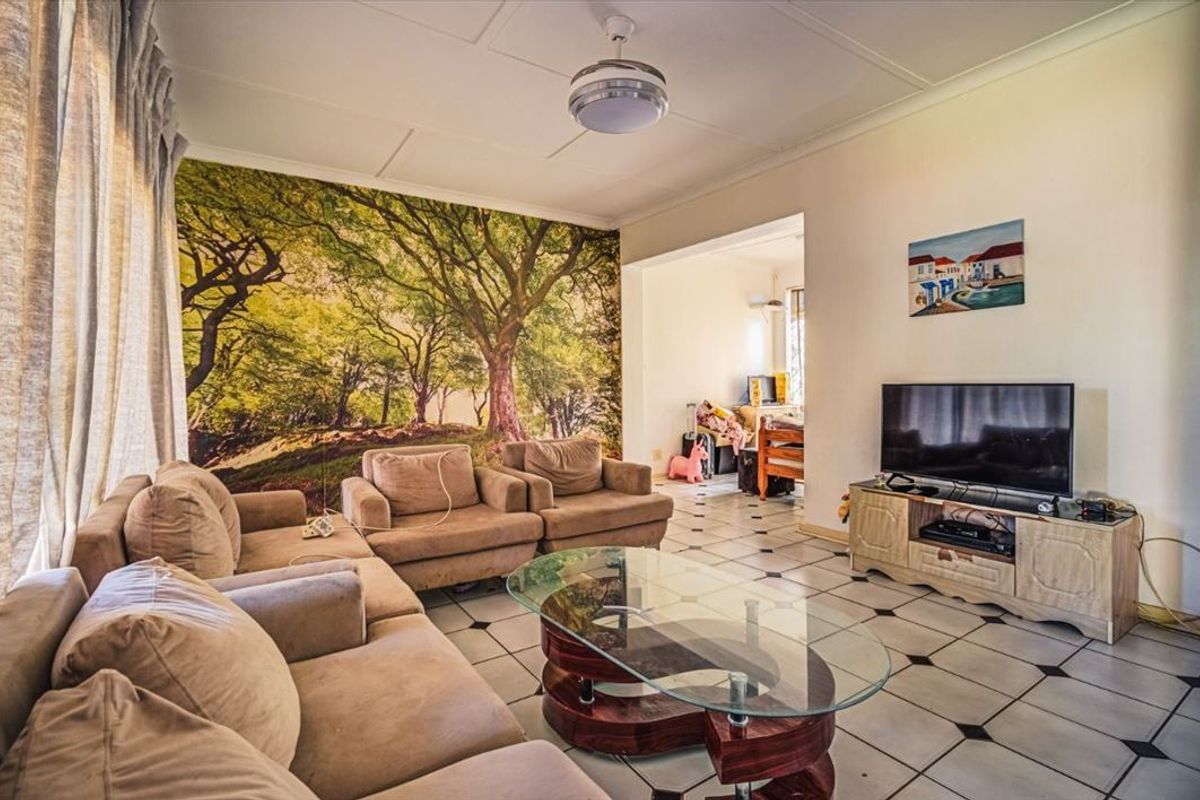 Neat and Spacious Home with Double Garage - Photo 2