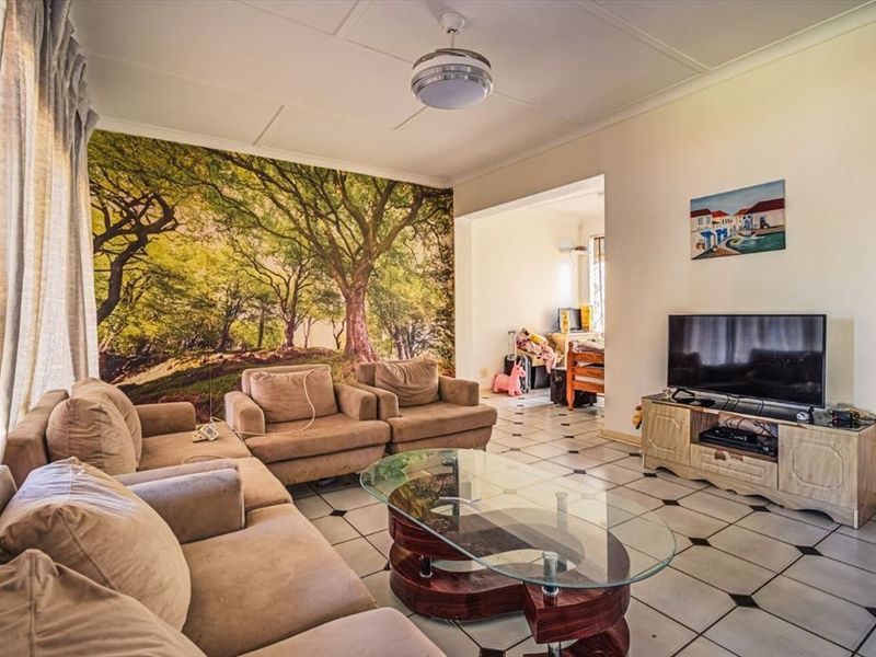 Neat and Spacious Home with Double Garage - Photo 2