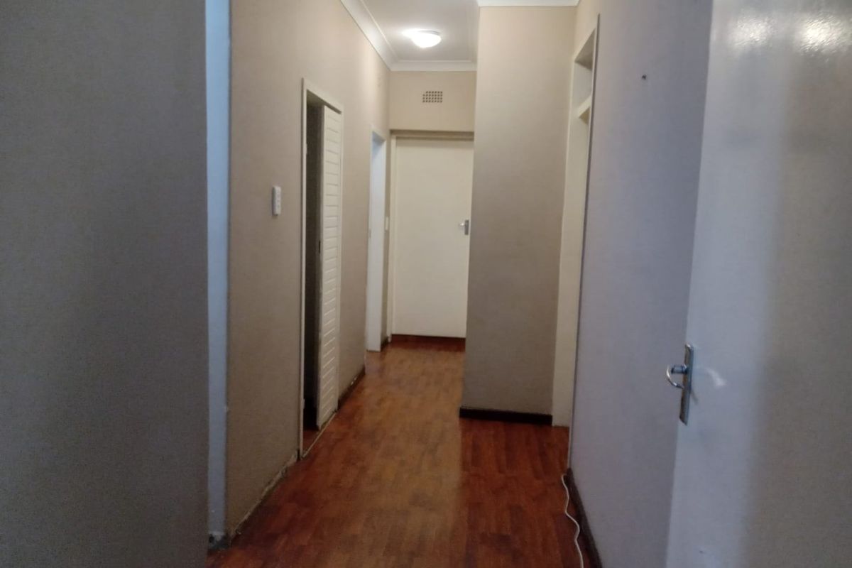 Charming 4 Bedroom 2 Bathroom House  - Photo 4