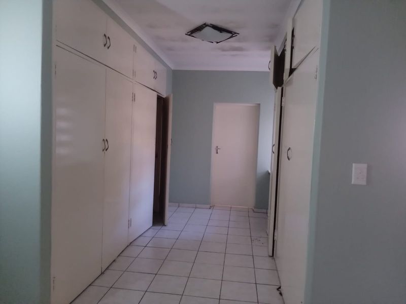 Charming 4 Bedroom 2 Bathroom House  - Photo 8