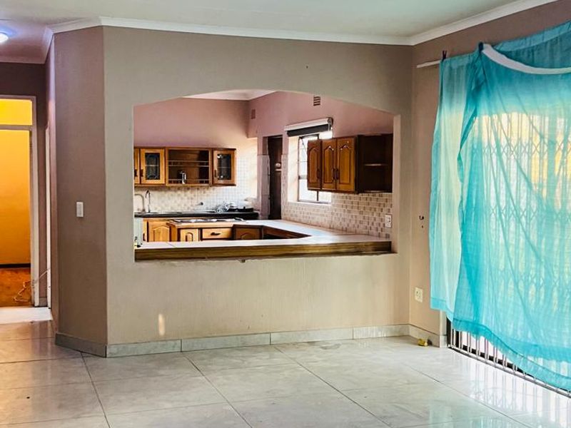 Charming 4 Bedroom 2 Bathroom House  - Photo 9