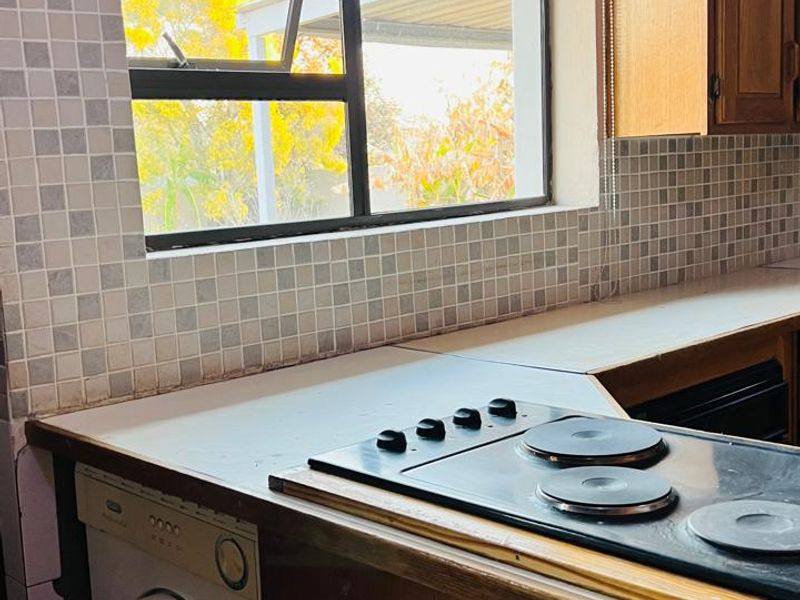 Charming 4 Bedroom 2 Bathroom House  - Photo 5