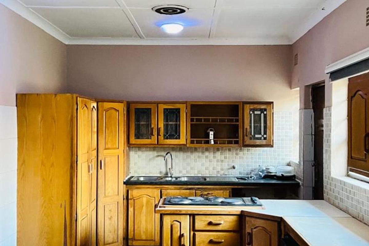 Charming 4 Bedroom 2 Bathroom House  - Photo 3