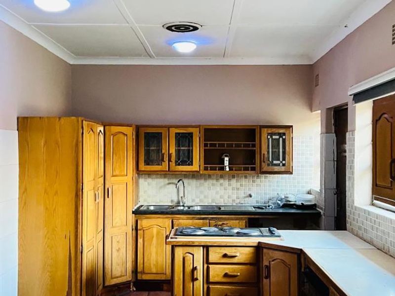 Charming 4 Bedroom 2 Bathroom House  - Photo 3