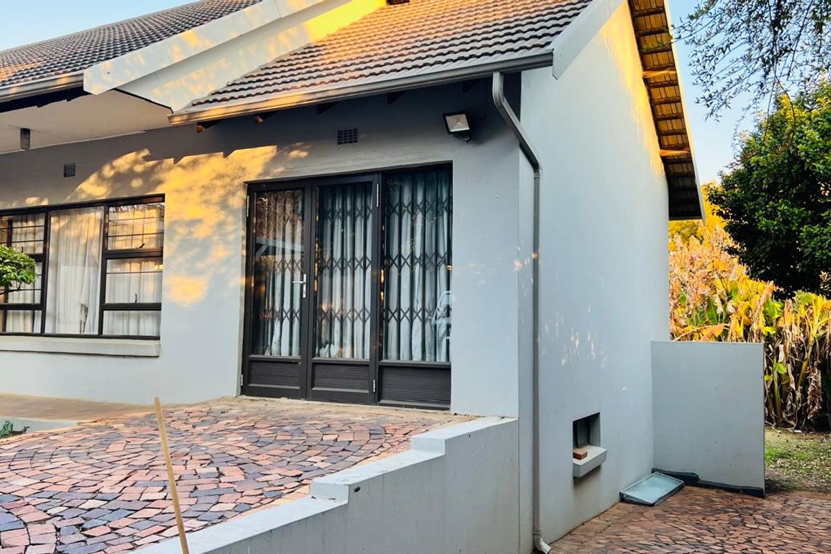 Charming 4 Bedroom 2 Bathroom House  - Photo 2