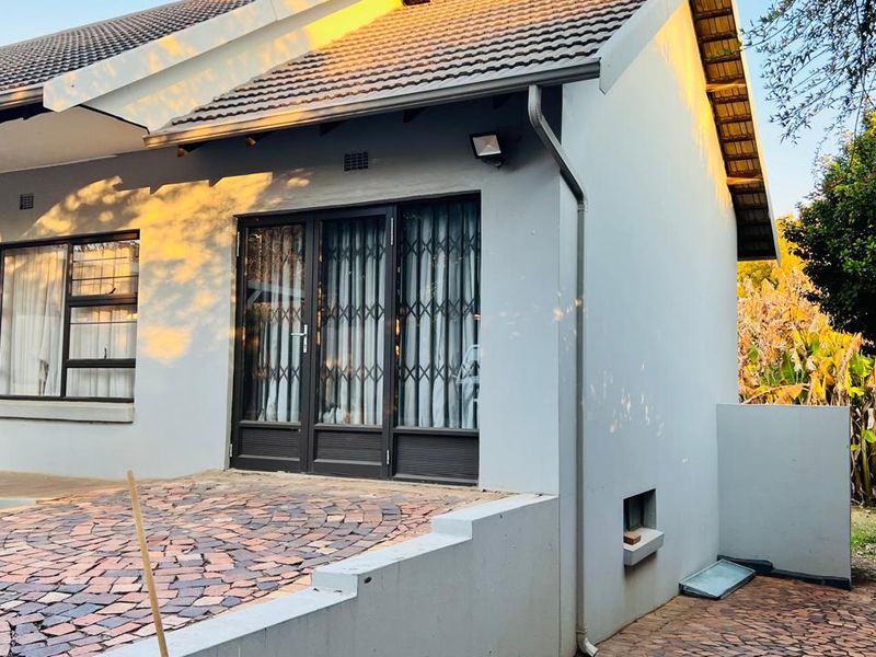 Charming 4 Bedroom 2 Bathroom House  - Photo 2