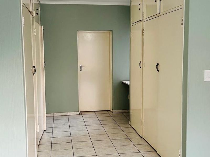 Charming 4 Bedroom 2 Bathroom House  - Photo 10