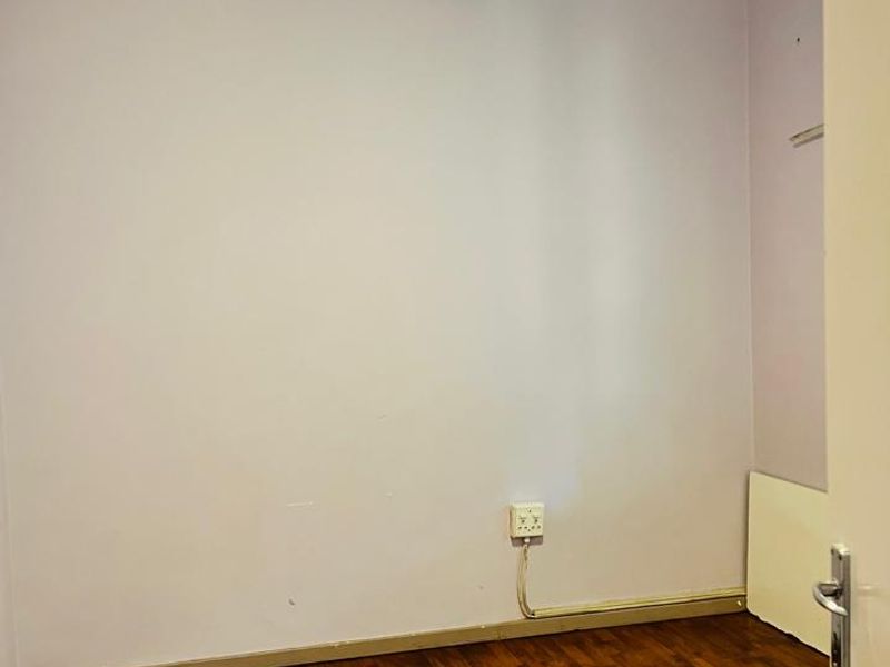 Charming 4 Bedroom 2 Bathroom House  - Photo 7