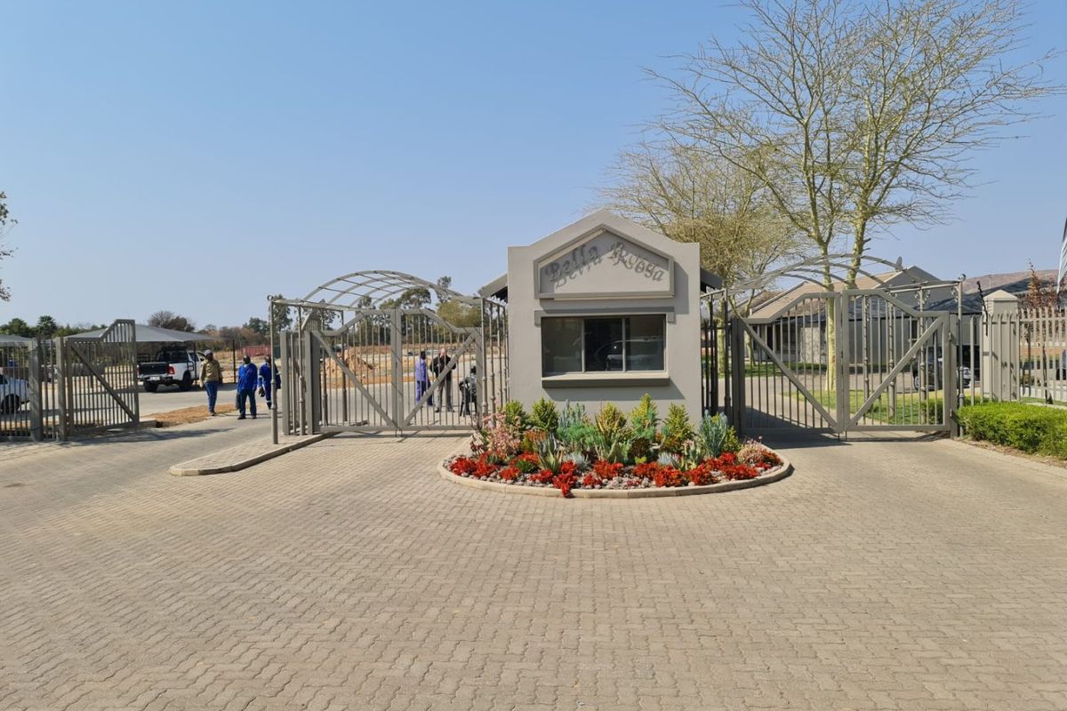 For Rent: Modern 2 Bedroom Townhouse – Bella Rosa, Akasia - Photo 3