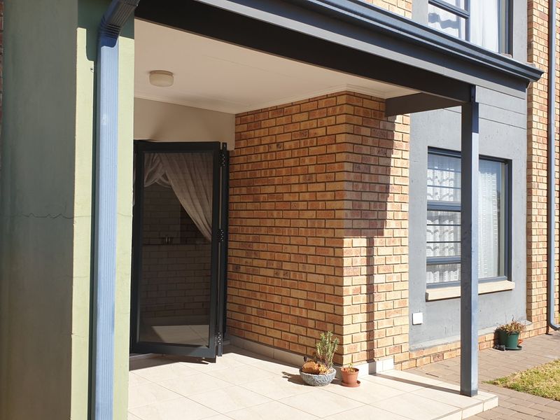 3 Bed Town house in Amberfield for Sale - Photo 2