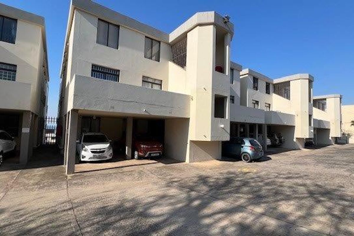 Ground Floor Beauty with Ocean Views – Pet Friendly and Fully Furnished - Photo 3