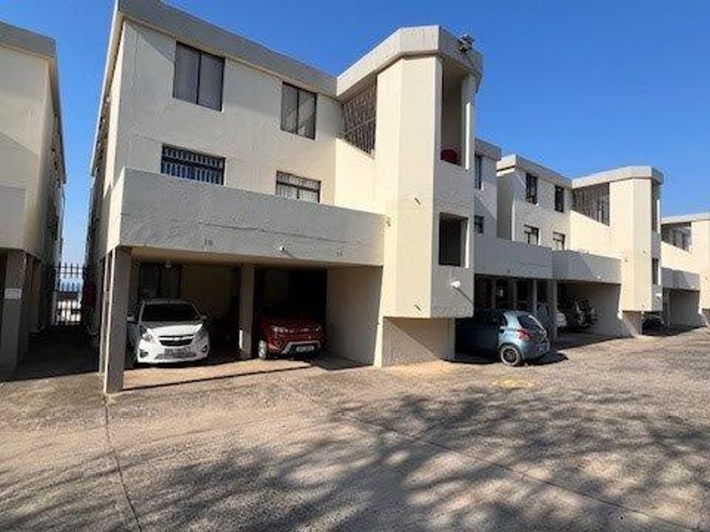 Ground Floor Beauty with Ocean Views – Pet Friendly and Fully Furnished - Photo 3