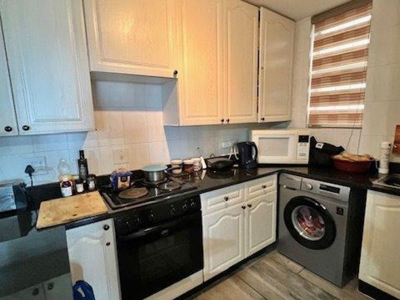 Ground Floor Beauty with Ocean Views – Pet Friendly and Fully Furnished - Photo 9