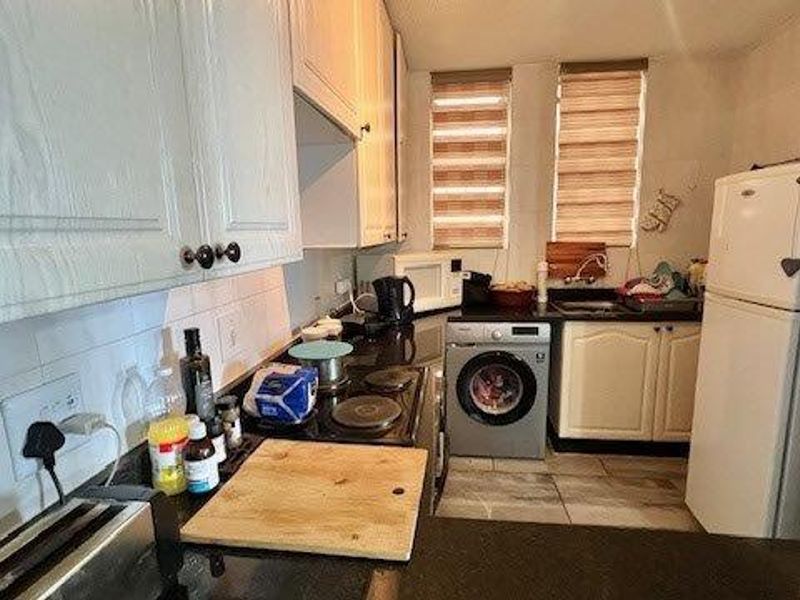 Ground Floor Beauty with Ocean Views – Pet Friendly and Fully Furnished - Photo 8