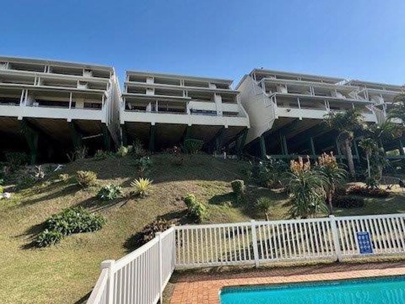 Ground Floor Beauty with Ocean Views – Pet Friendly and Fully Furnished - Photo 2