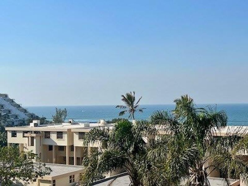 Ground Floor Beauty with Ocean Views – Pet Friendly and Fully Furnished - Photo 1