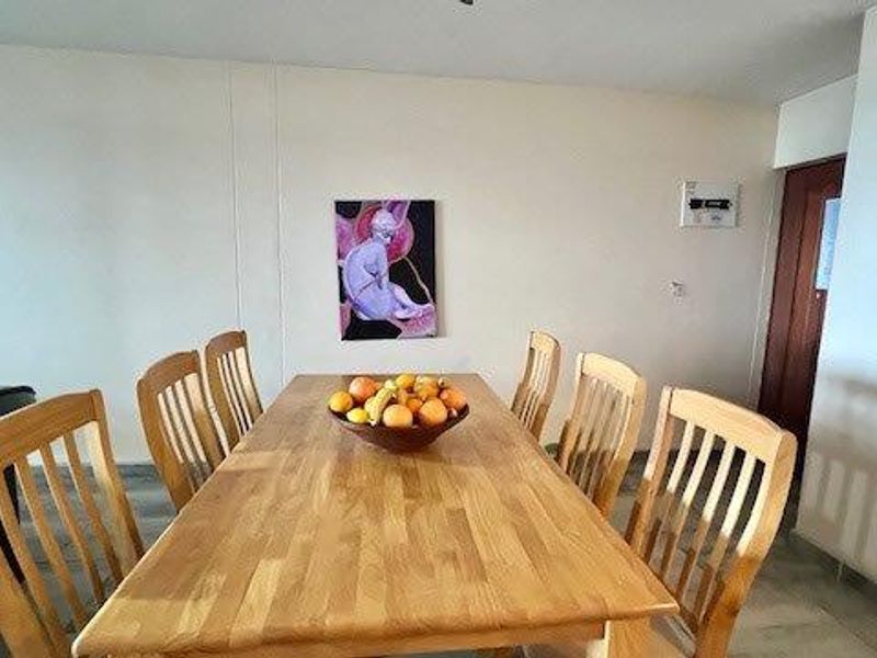Ground Floor Beauty with Ocean Views – Pet Friendly and Fully Furnished - Photo 4