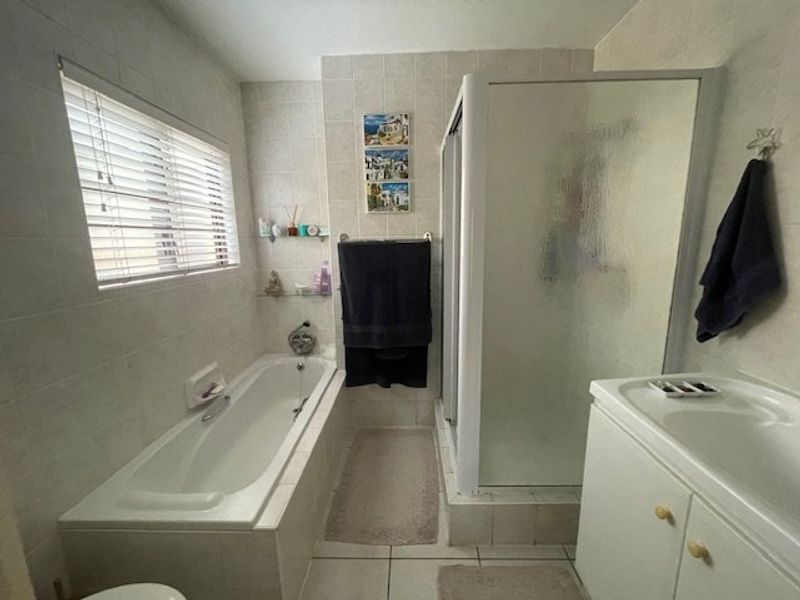 Spacious 4-Bedroom Ground Floor Corner Unit in Tranquil Uvongo Setting - Photo 7