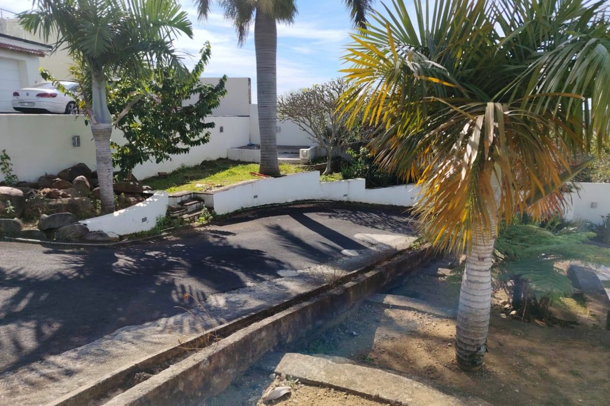 Versatile Freestanding Property with Incredible Sea Views – Endless Potential in Palm Beach, KZN South Coast - Photo 3