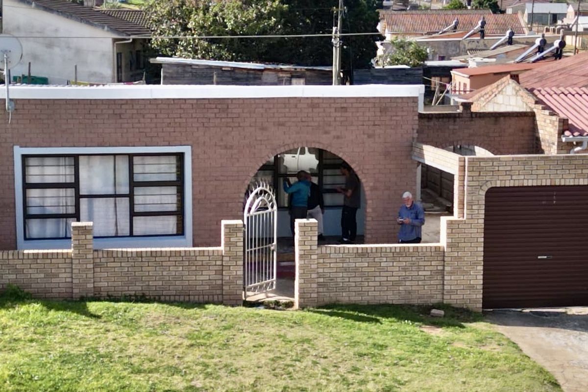 An absolute gem, spacious and tastefully renovated  - Photo 2