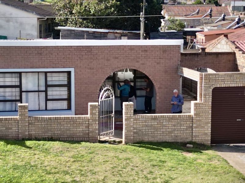 An absolute gem, spacious and tastefully renovated  - Photo 2