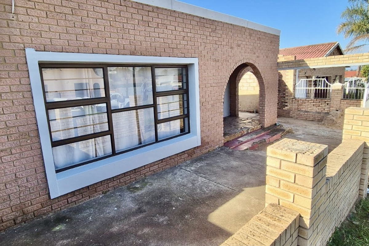 An absolute gem, spacious and tastefully renovated  - Photo 4